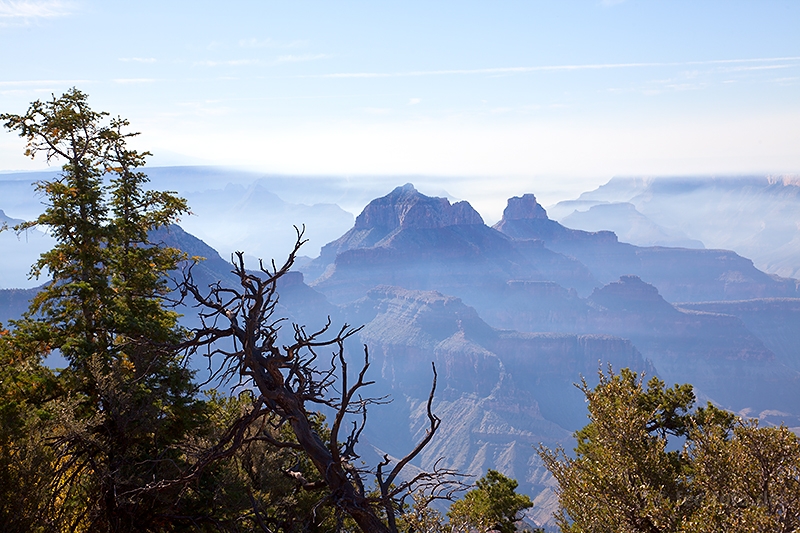 Der Nebel gab die ersten Felswände frei
